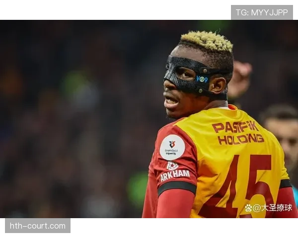 奥斯梅恩与边锋配合持续提升,进攻端表现稳健 奥斯梅恩与边锋配合持续提升,进攻端表现稳健